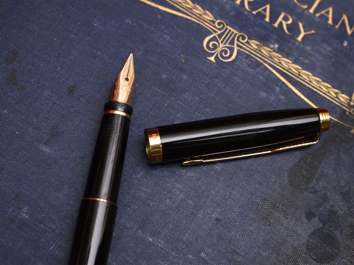 Hongdian 1845 - Penna stilografica in metallo, finitura argento, pennino extra fine, fusto in metallo color argento, con convertitore e piccolo sacchetto per penne