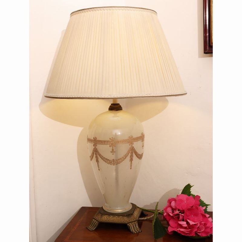 Coppia di Lumi da Tavolo in Opaline Bianca