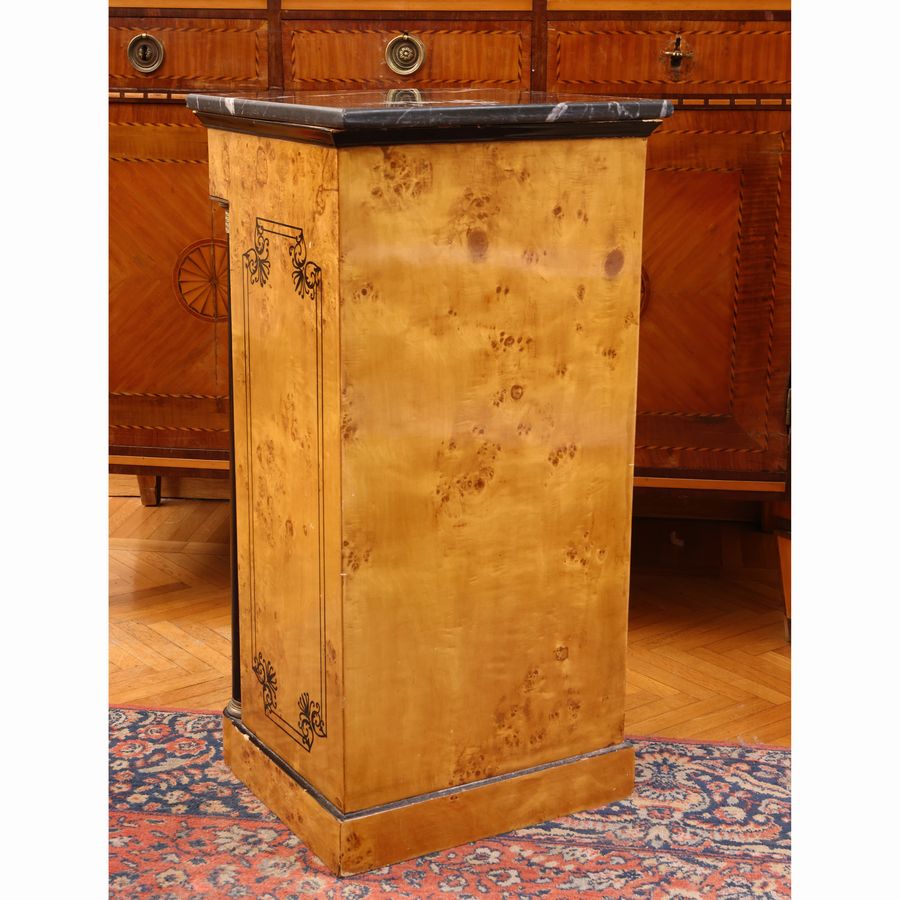 Coppia di Piccoli Stipi a Colonna da Centro in Acero
