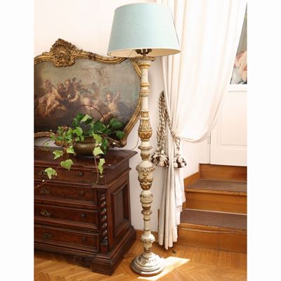 Piantana in Legno Intagliato e Laccato