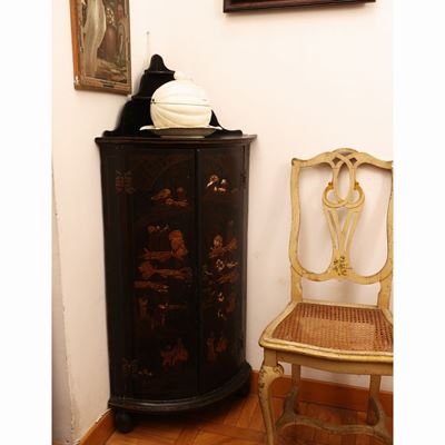 Angoliera in Legno Ebanizzato e Laccato a Chinoiserie