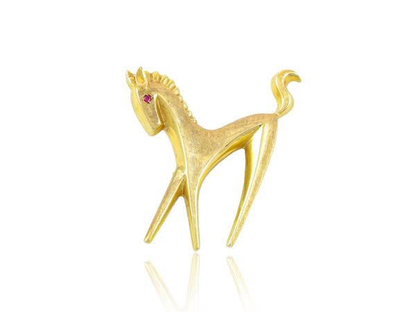 Yellow gold animalier brooch with synthetic ruby