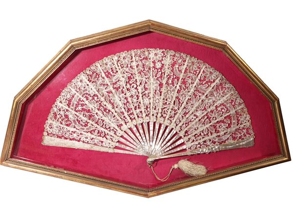 Big fan  (early 19th century)  - Auction A florentine house. Between tradition and modernity Collection, paintings and furnishing - III - - Maison Bibelot - Casa d'Aste Firenze - Milano