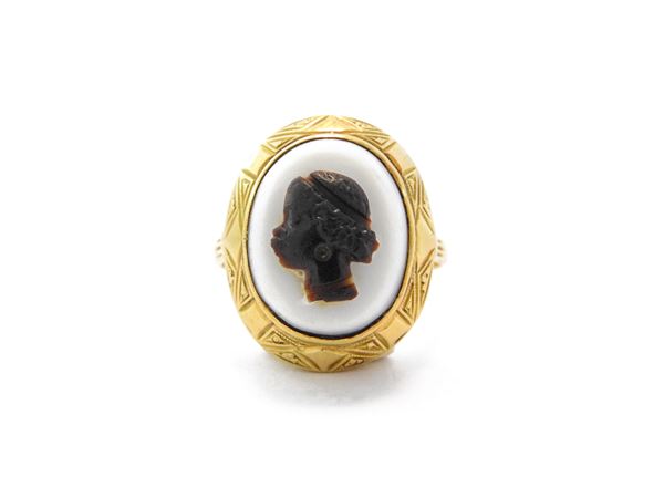 Yellow gold ring with agate cameo