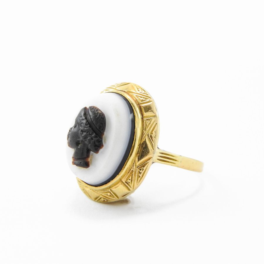 Anello in Oro Giallo con Cammeo in Agata