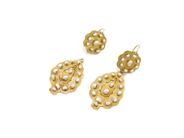 Yellow gold pendant earrings with pearls