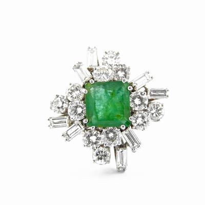 Anello in Oro Bianco con Diamanti e Smeraldo
