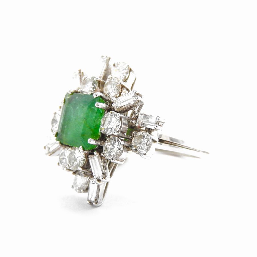 Anello in Oro Bianco con Diamanti e Smeraldo