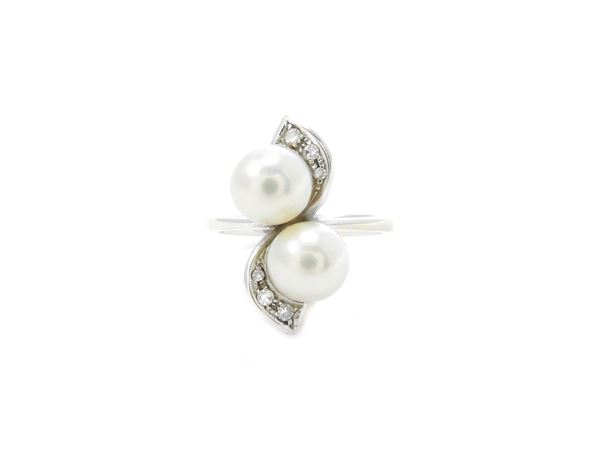 Anello in oro bianco con diamanti e perle coltivate
