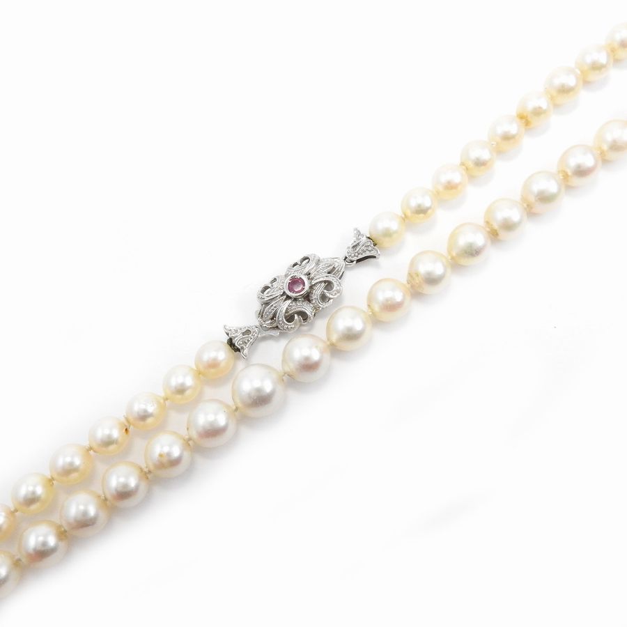 Filo Scalare di Perle Coltivate con Fermezza in Oro Bianco e Rubino
