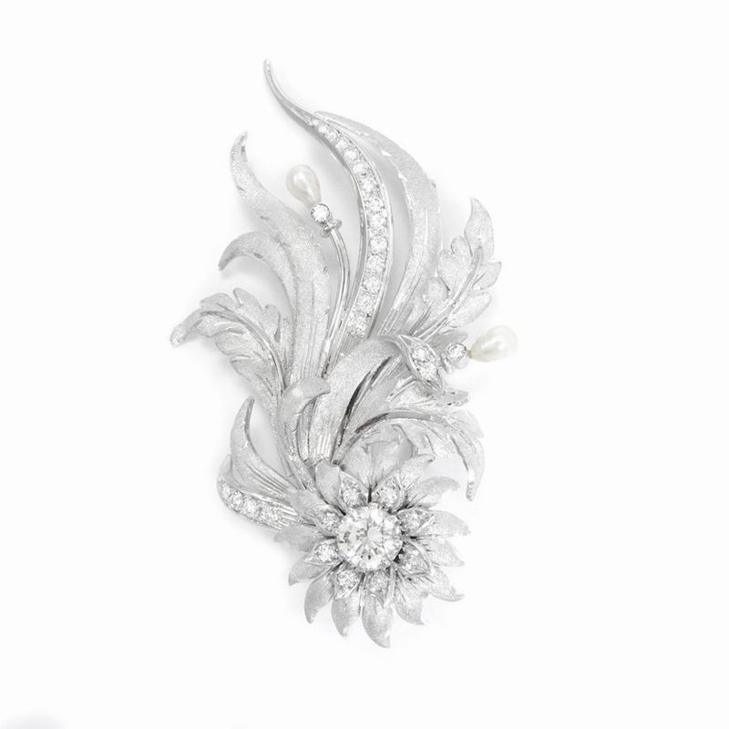 Spilla Marcello Minotto in Oro Bianco con Diamanti e Perle Coltivate Barocche