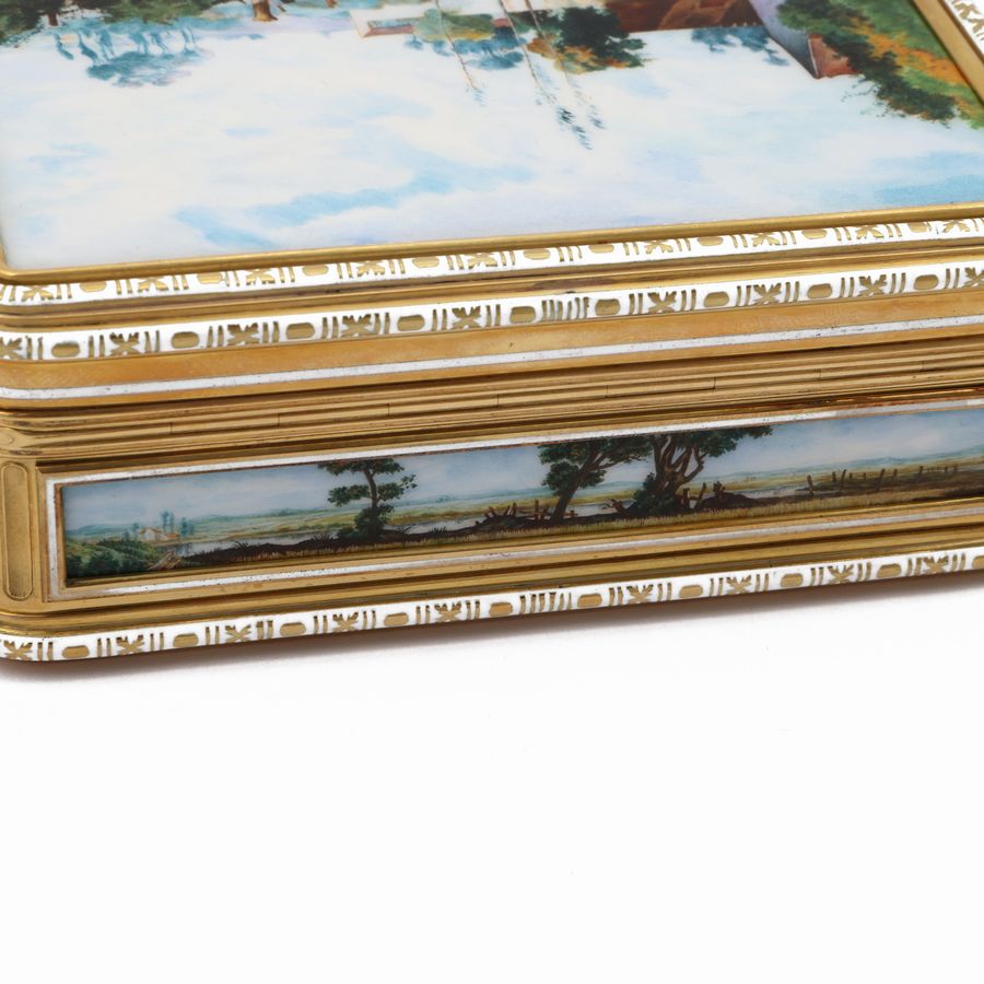 Tabacchiera in Oro Giallo e Argento con Smalti Miniature