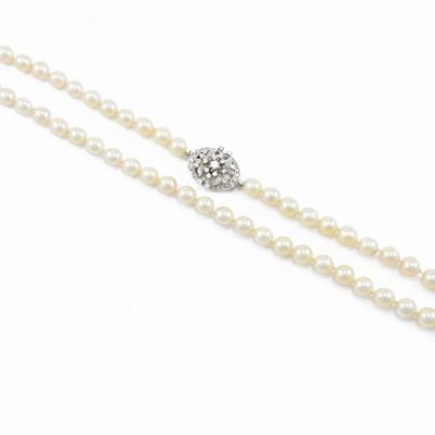 Collana di Perla Coltivate con Fermezza in Oro Bianco e Diamanti