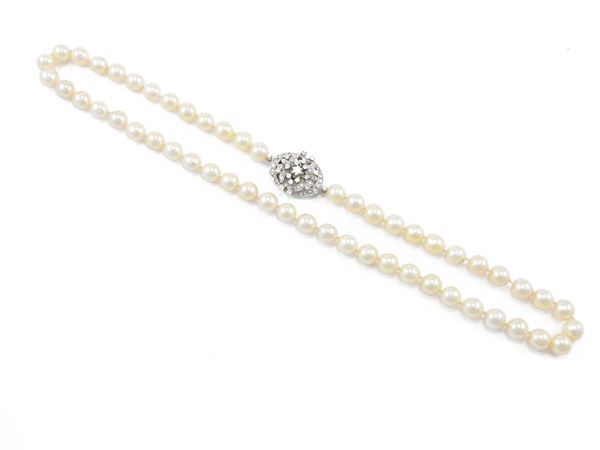 Cultured pearl necklace in white gold and diamonds clasp