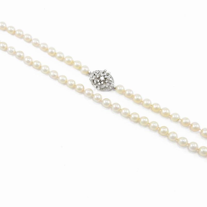 Collana di Perla Coltivate con Fermezza in Oro Bianco e Diamanti