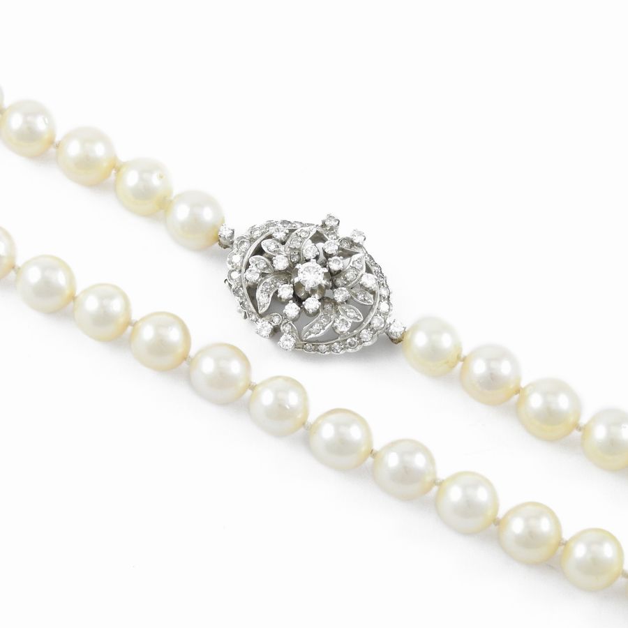Collana di Perla Coltivate con Fermezza in Oro Bianco e Diamanti