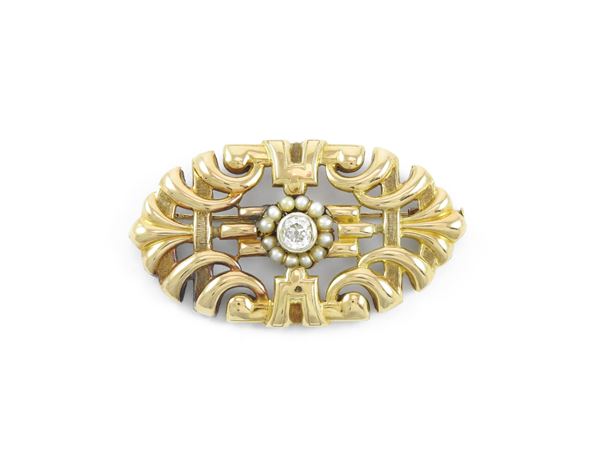 Yellow gold brooch with diamond and pearls