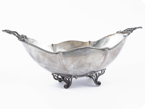 Ship shaped centerpiece in silver