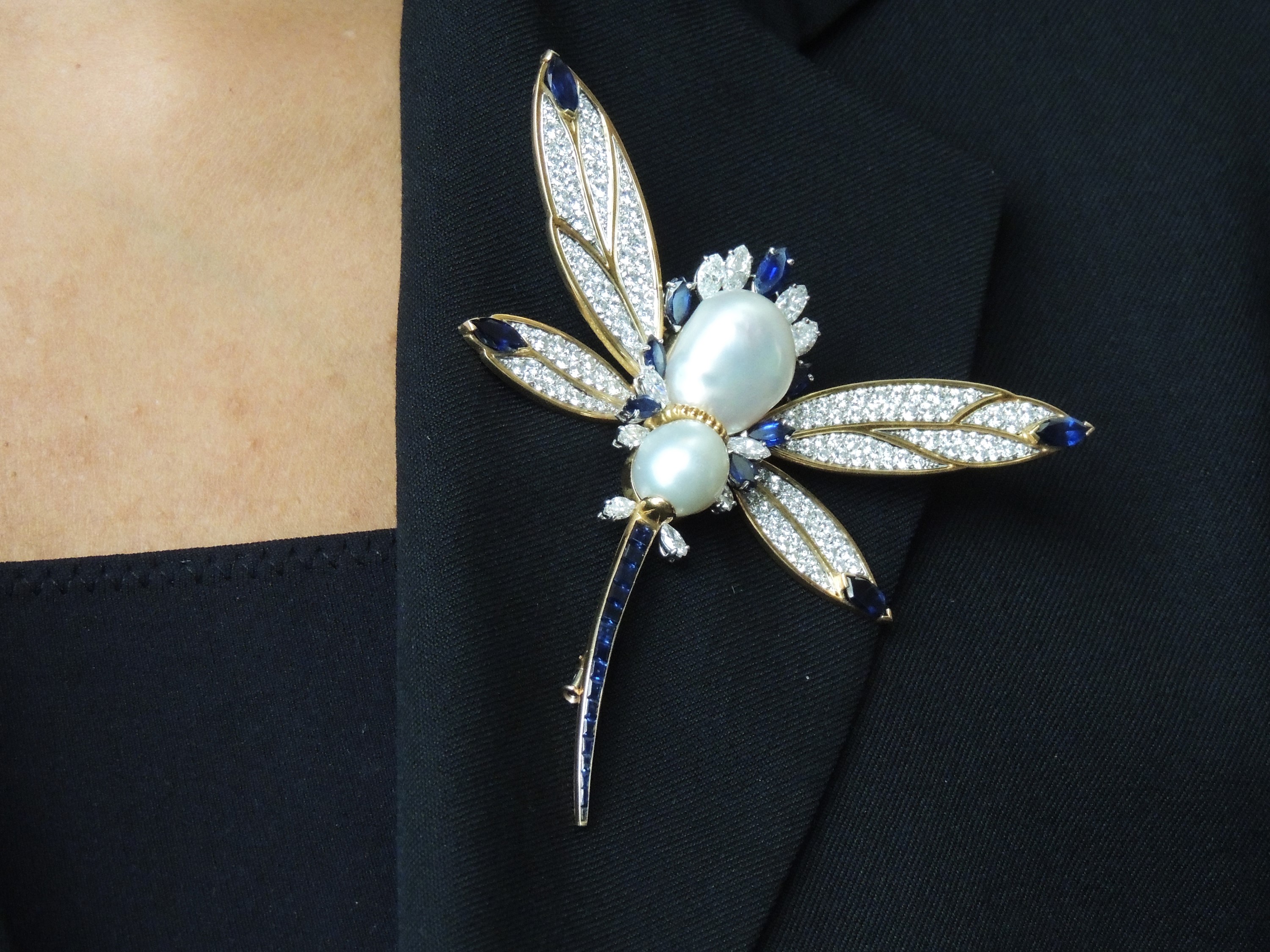 Spilla Animalier in Oro Bianco e Oro Giallo con Diamanti, Zaffiri e Perle Barocche