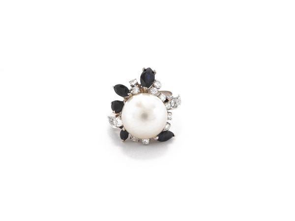 White and yellow gold ring with diamonds, sapphires and cultured pearl