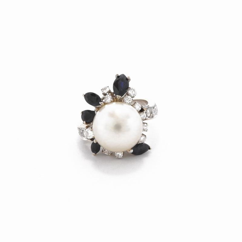 Anello in Oro Bianco e Oro Giallo con Diamanti, Zaffiri e Perla Coltivata