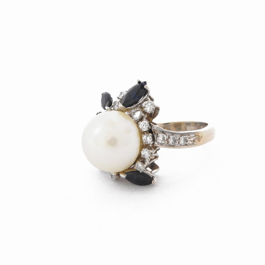 Anello in Oro Bianco e Oro Giallo con Diamanti, Zaffiri e Perla Coltivata