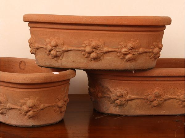 Serie di tre vasi da giardino in terracotta