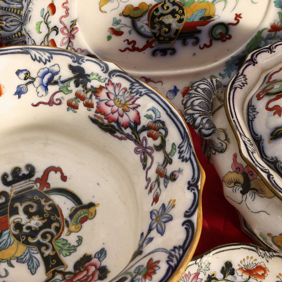 Assortimeto di Accessori per la Tavola in Terraglia