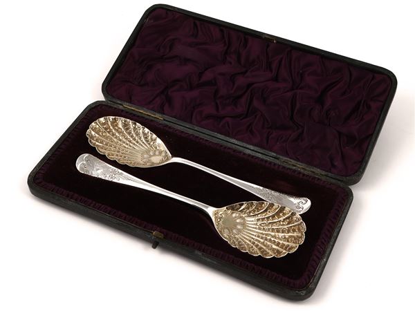 Pair of fruit spoons in silver
