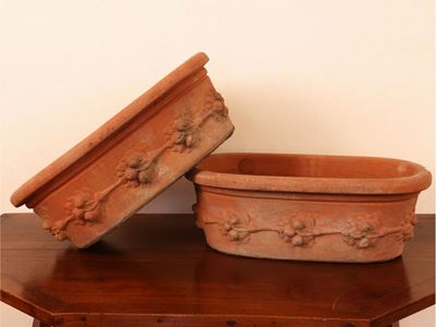 Coppia di Vasi da Giardino in Terracotta