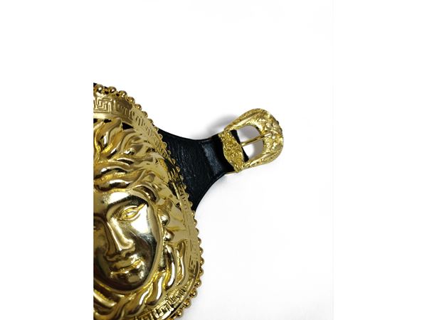 Gianni Versace bracelet in black leather and Medusa head (The nineties) -  Auction Fashion Vintage - Maison Bibelot - Casa d'Aste Firenze - Milano