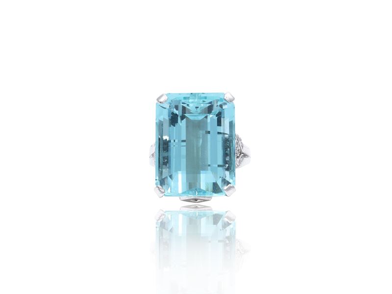 Anello in Oro Bianco con Diamanti e Acquamarina