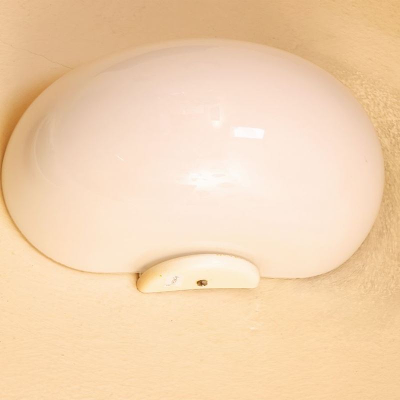 Coppia di Applique in Vetro Lattimo e Metallo