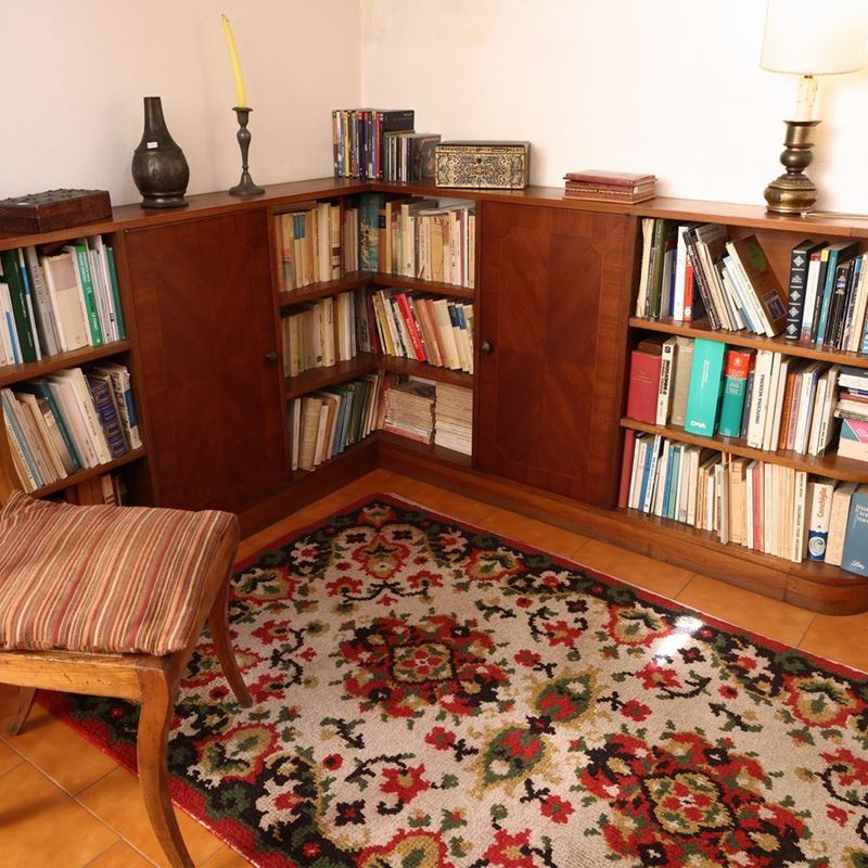 Libreria Bassa Ad Angolo Impialacciata ed Intarsiata in Piuma di Noce