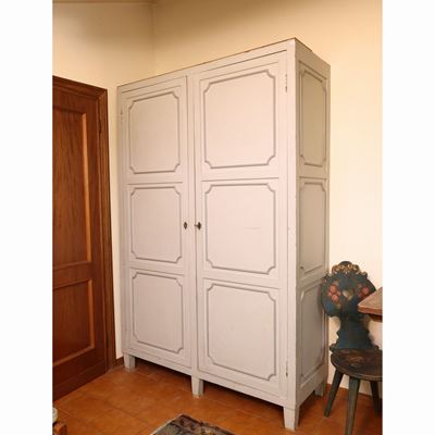Armadio in Legno Tenero Laccato nei Toni del Grigio