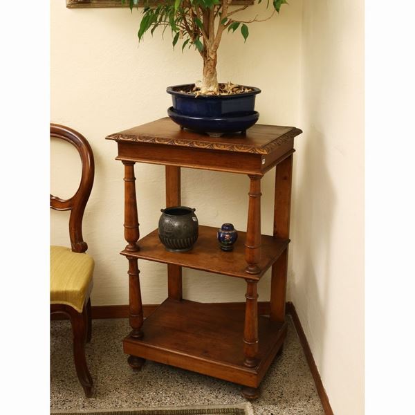 Etagere di servizio in noce  (inizio del XX secolo)  - Asta Due collezioni pisane - Maison Bibelot - Casa d'Aste Firenze - Milano