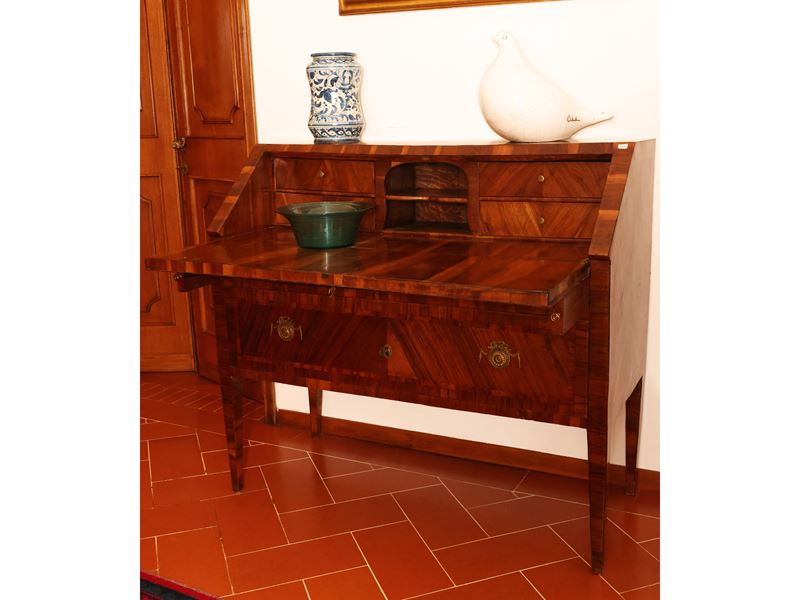 Cassettone a ribalta impiallacciato in piuma di noce