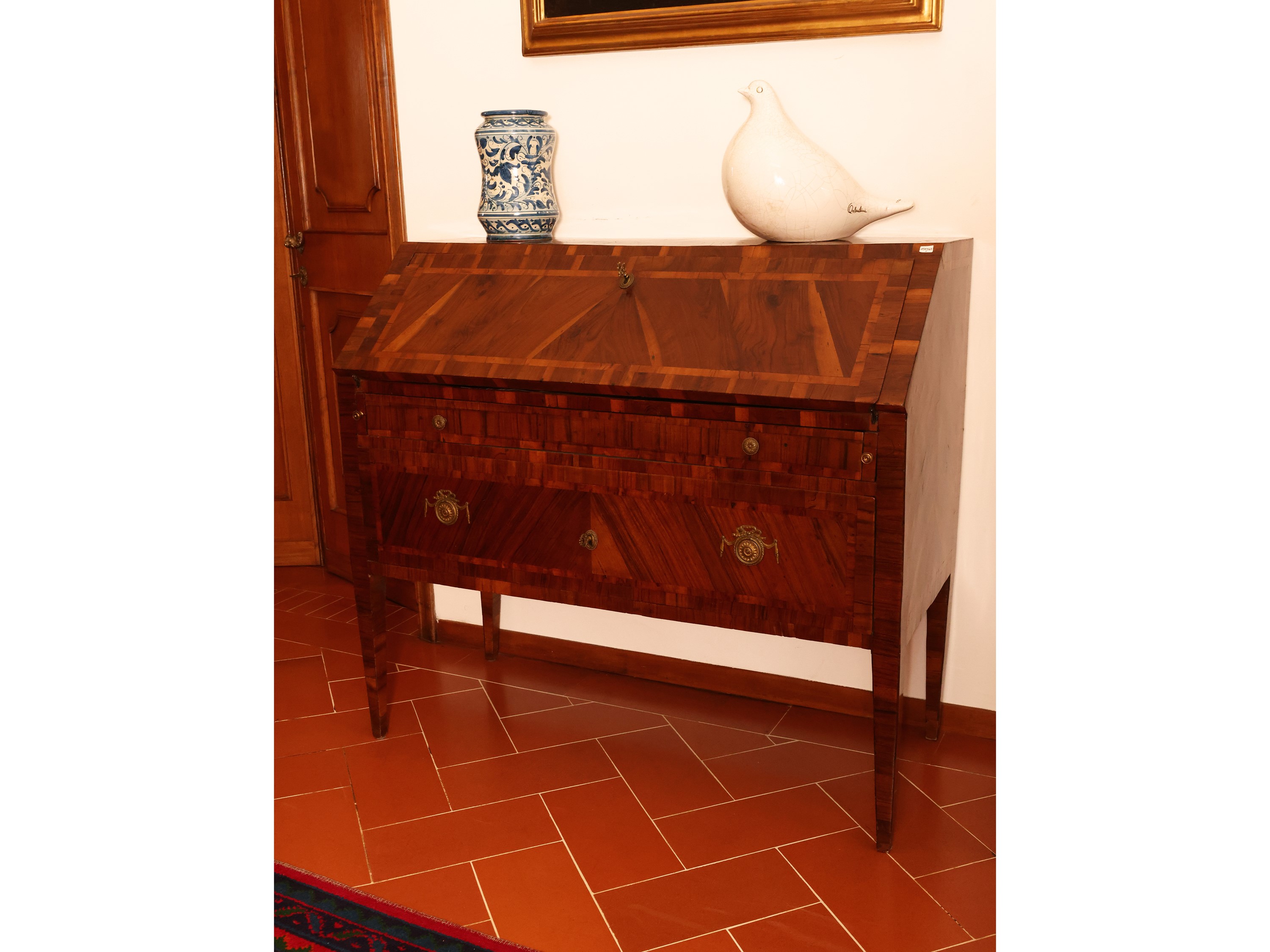 Cassettone a ribalta impiallacciato in piuma di noce