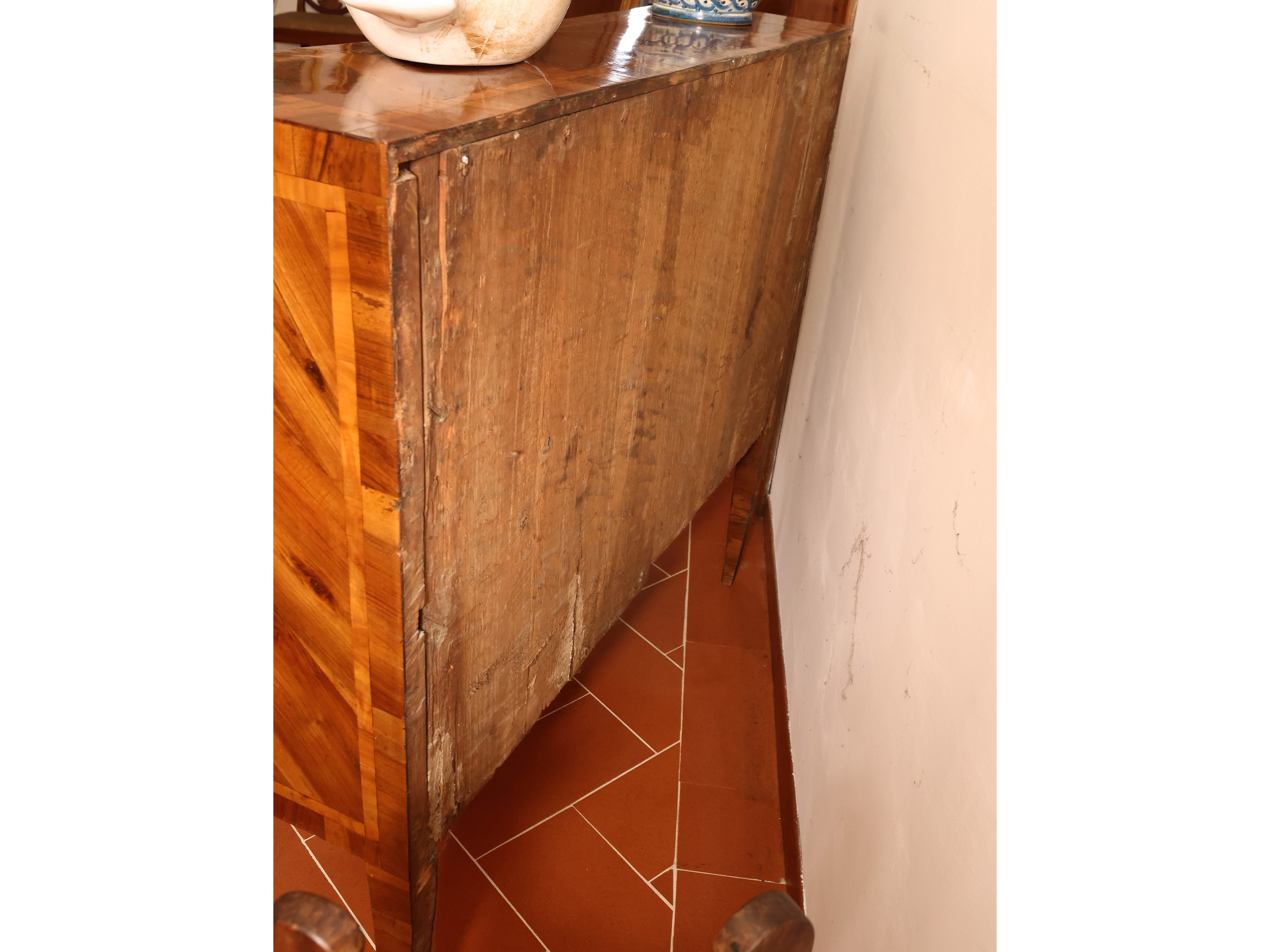 Cassettone a ribalta impiallacciato in piuma di noce