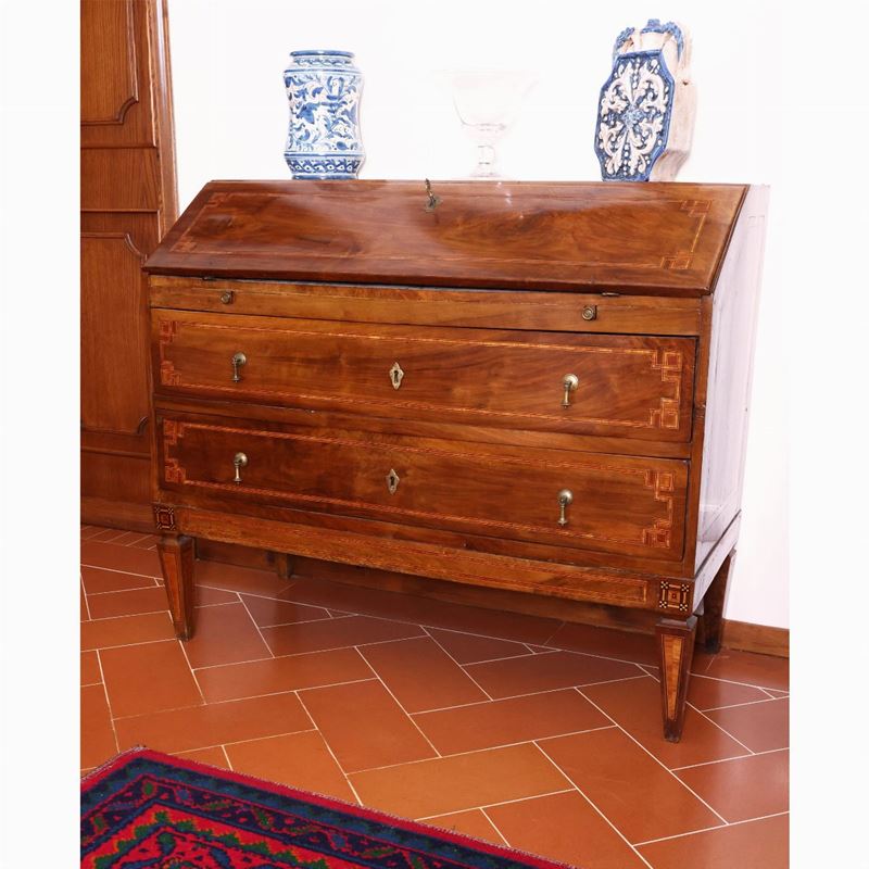 Cassettone a ribalta impiallacciato in noce