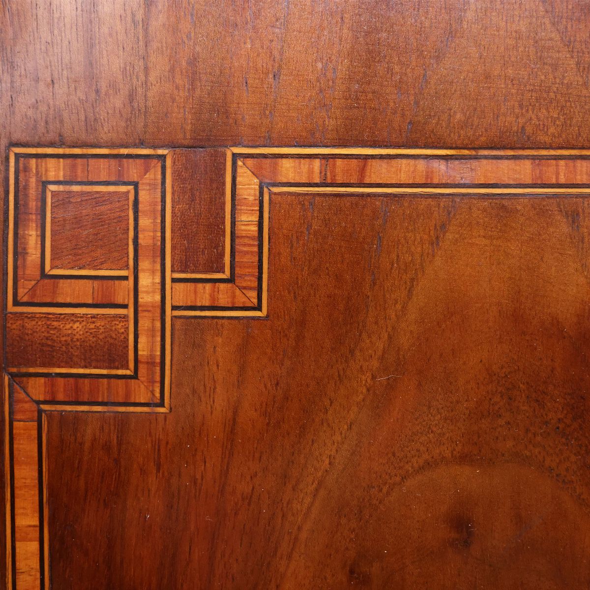 Cassettone a ribalta impiallacciato in noce