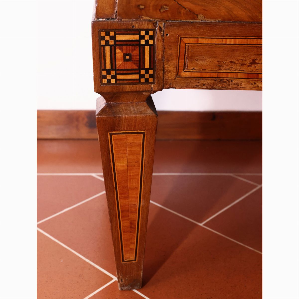 Cassettone a ribalta impiallacciato in noce