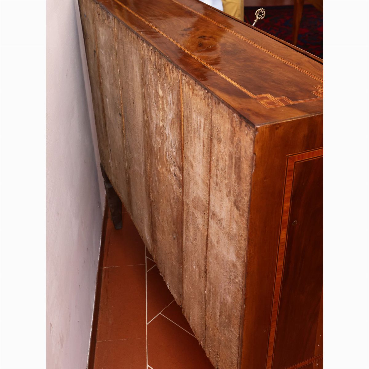 Cassettone a ribalta impiallacciato in noce