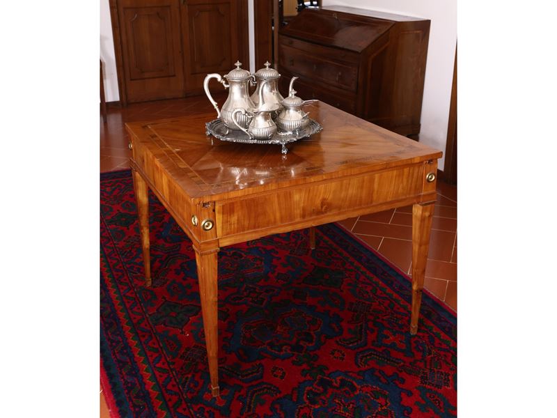 Tavolino meccanico da centro impiallacciato in ciliegio