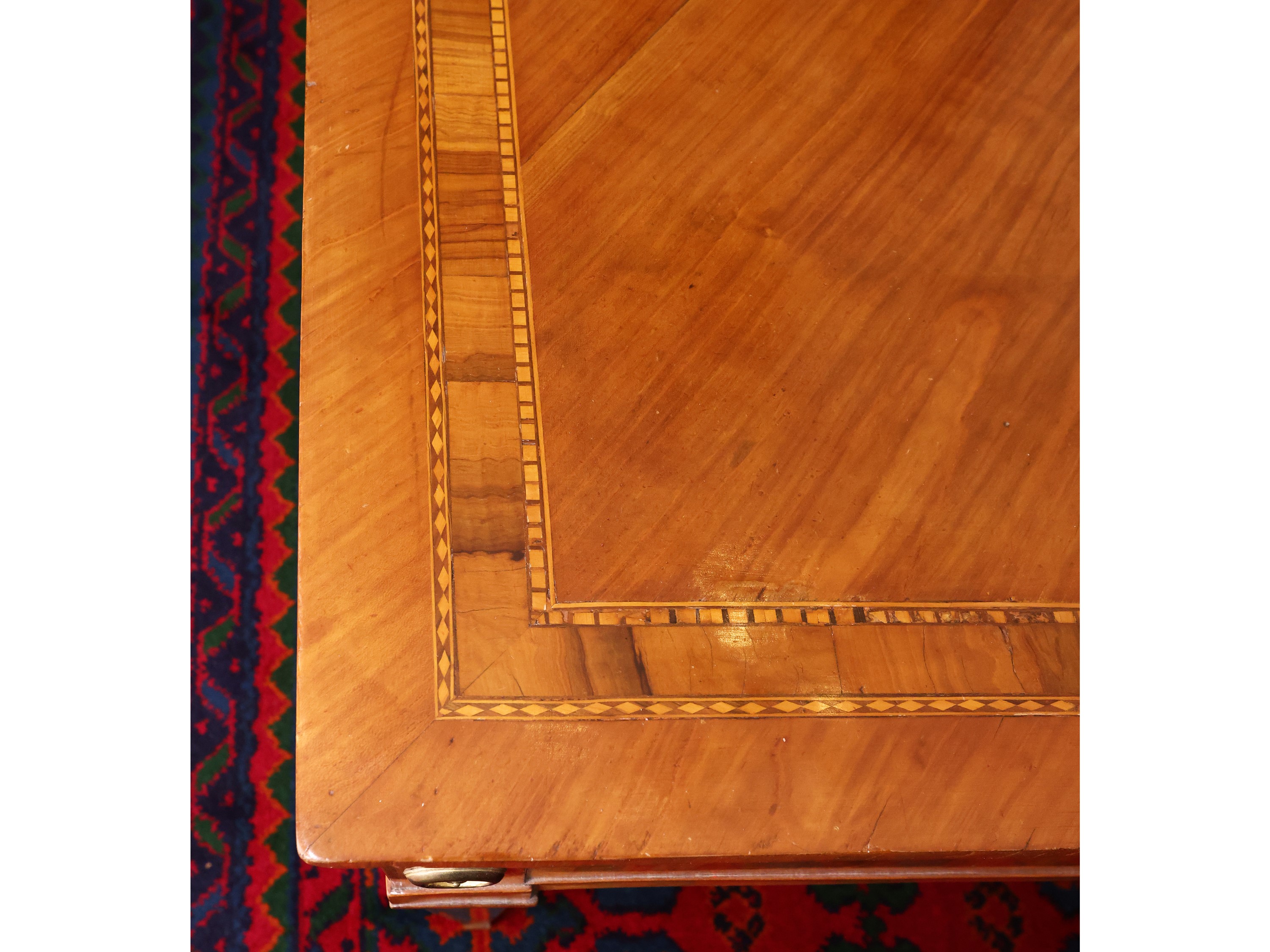 Tavolino meccanico da centro impiallacciato in ciliegio