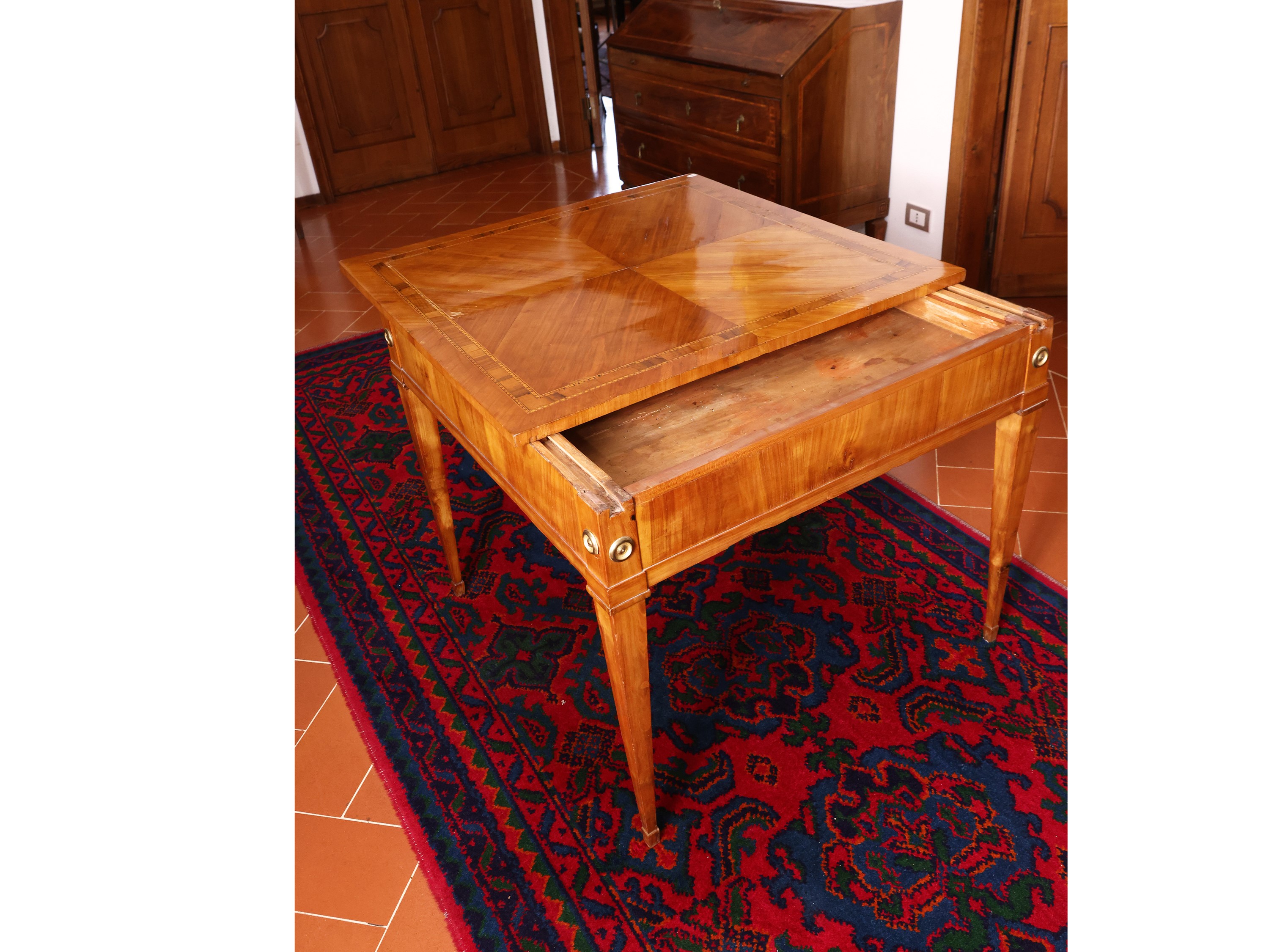 Tavolino meccanico da centro impiallacciato in ciliegio