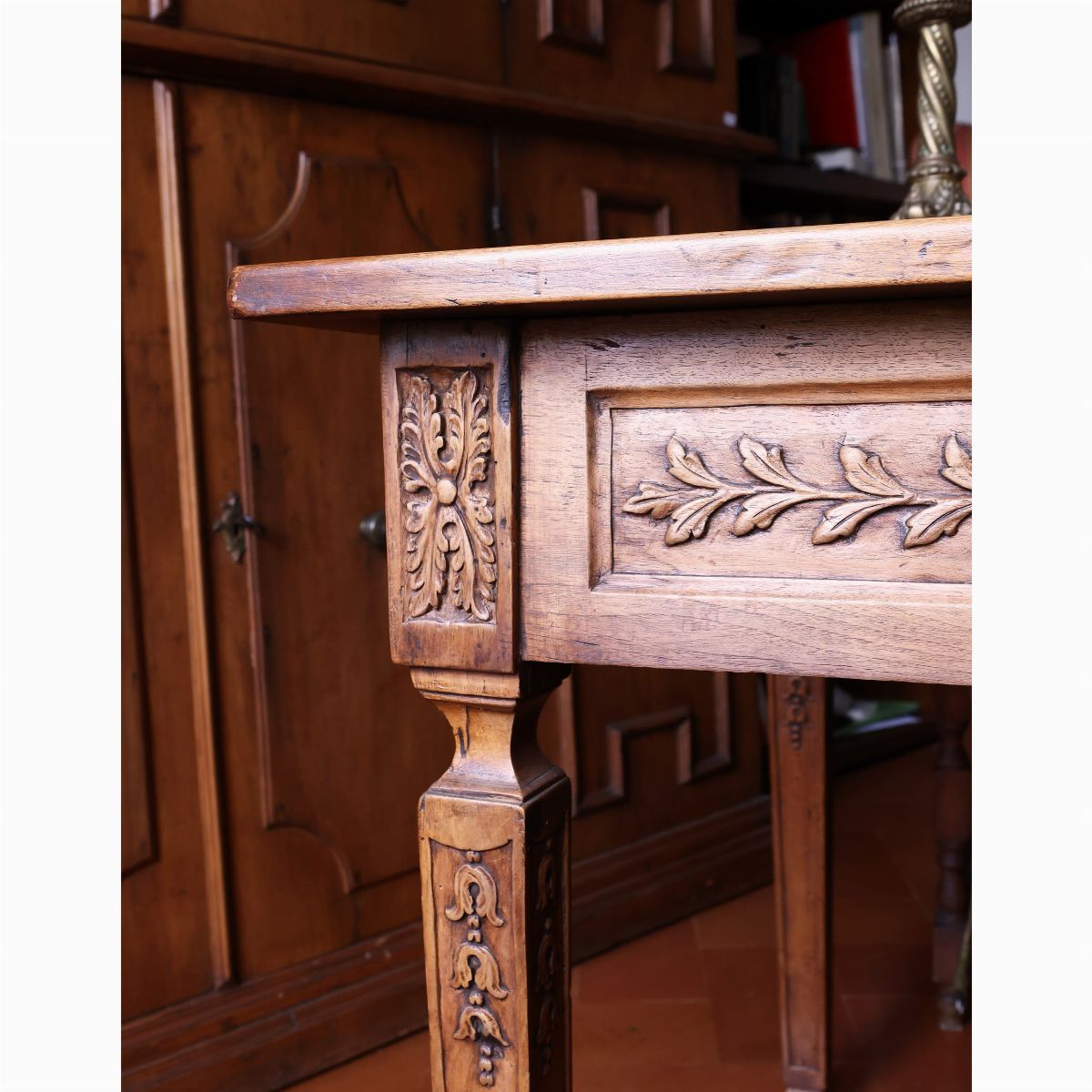 Grande tavolo da biblioteca in noce