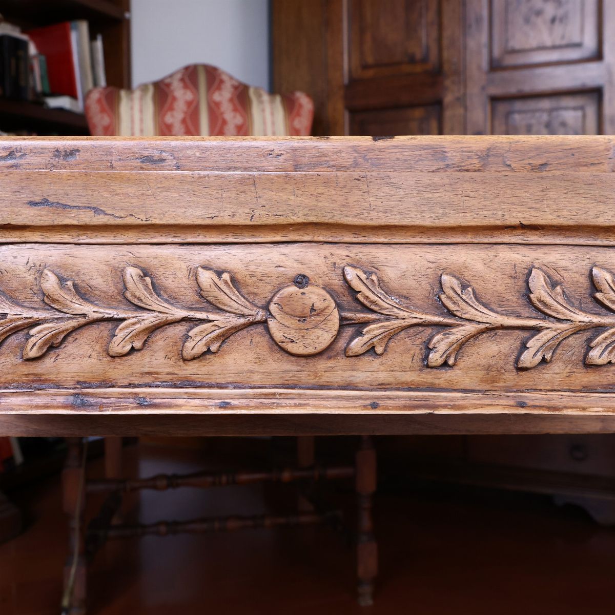 Grande tavolo da biblioteca in noce