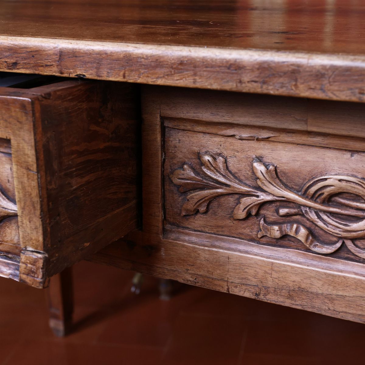 Grande tavolo da biblioteca in noce