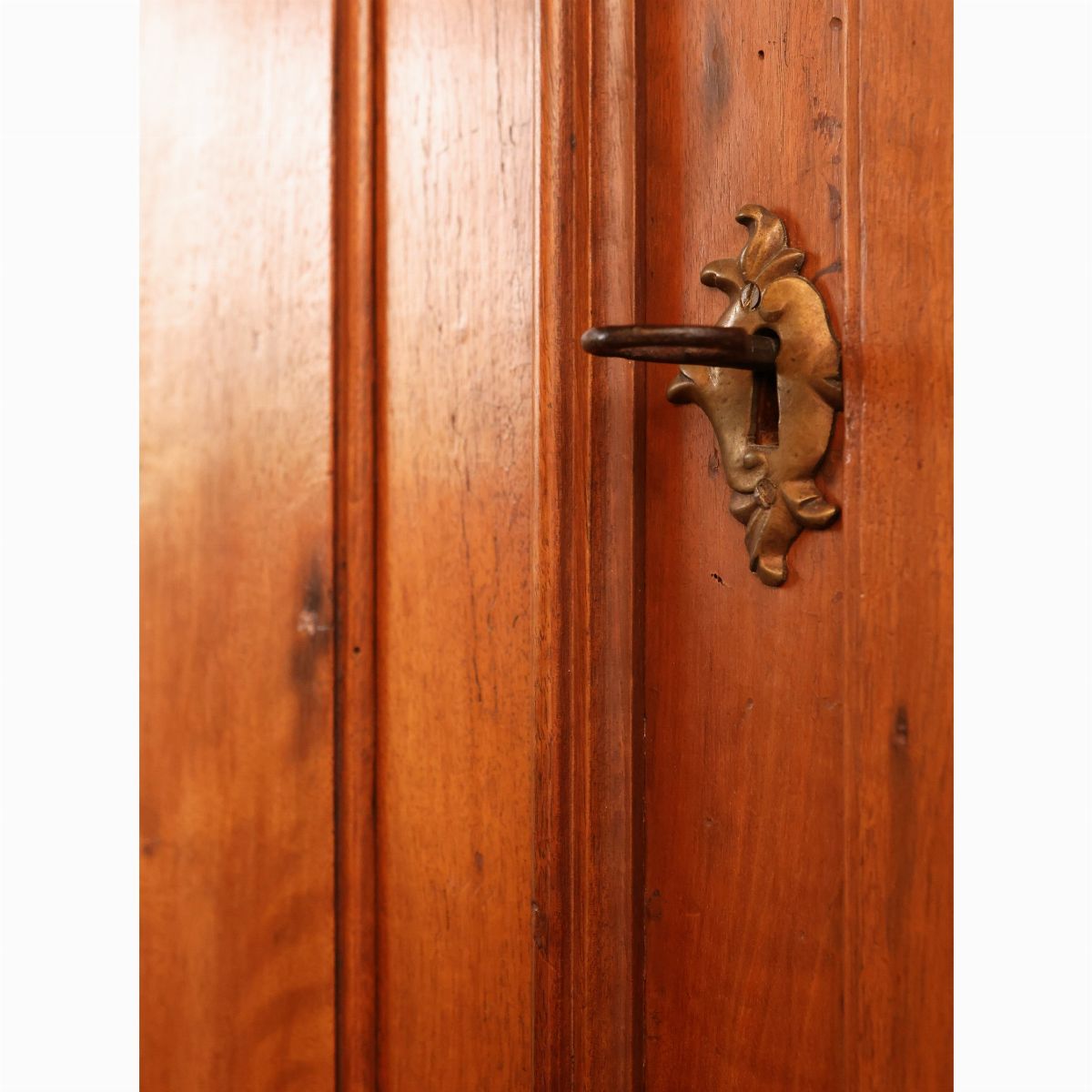 Credenza a due corpi in noce